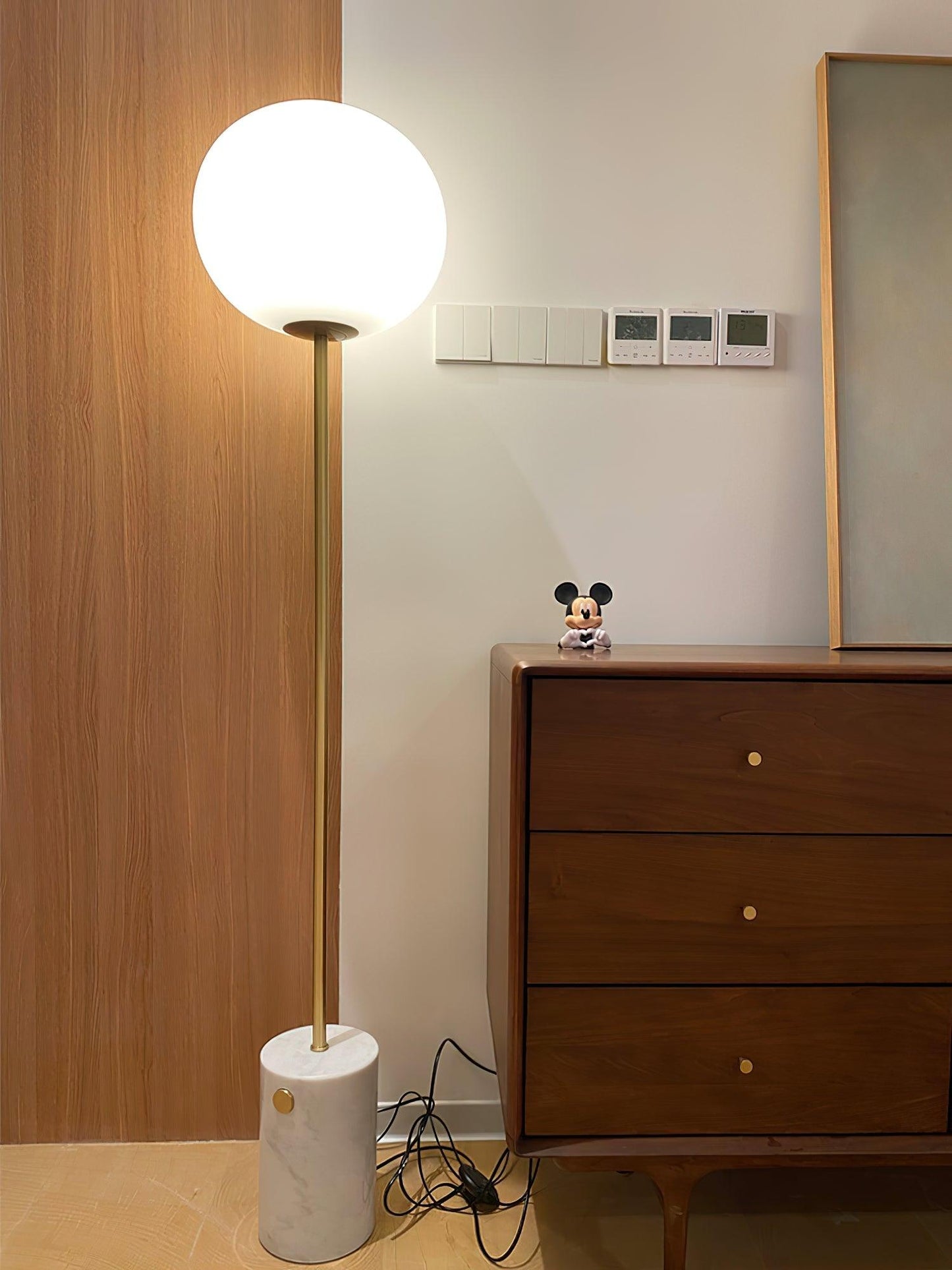 Marble Floor Lamp with Glass Globe Shade – Modern Gold Metal Stand