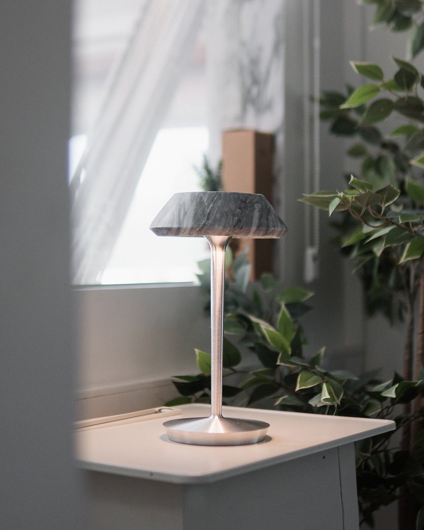 Mini Fiore Marble Table Lamp (built-in battery)